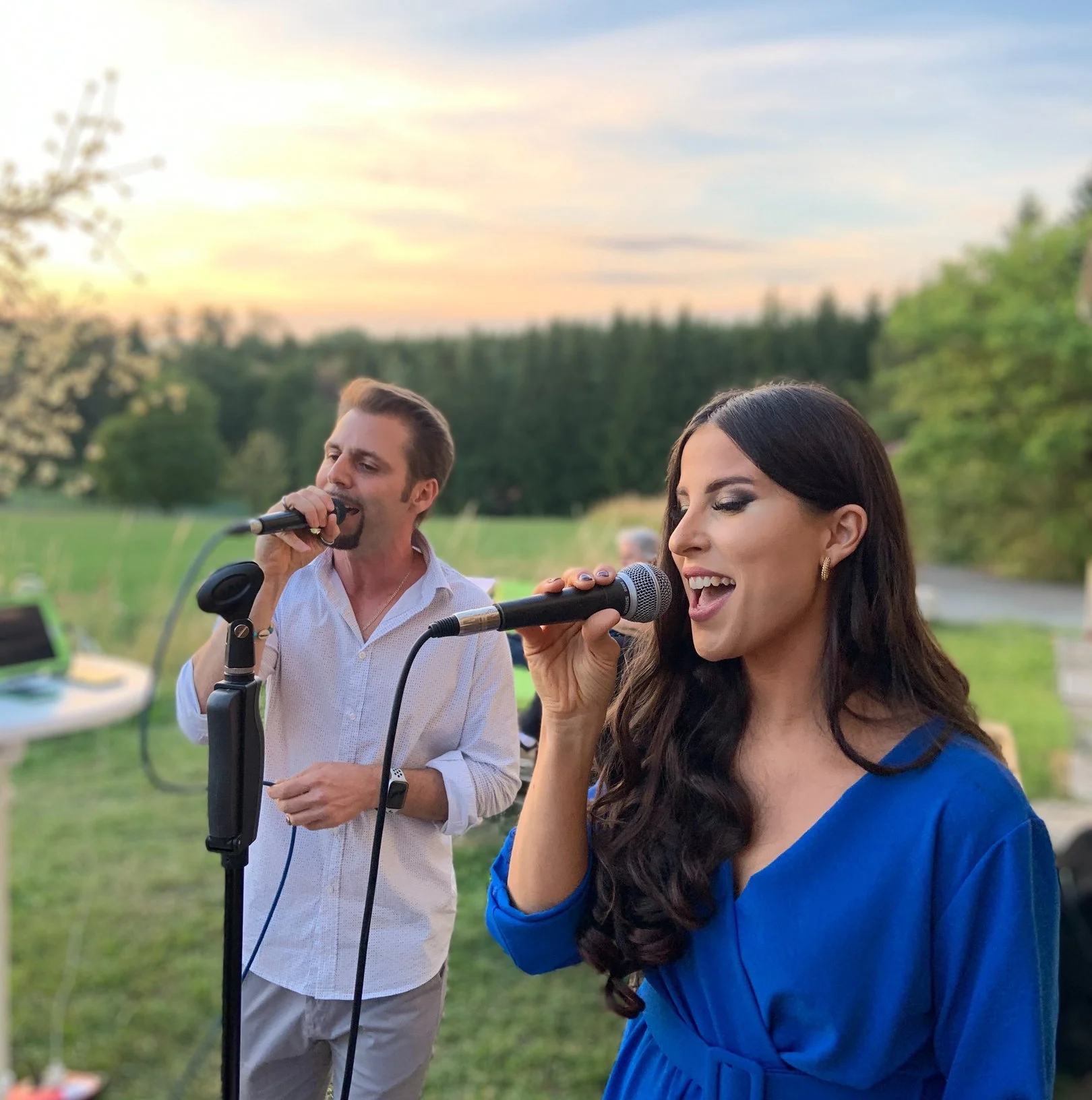 Daniele und Kristina live mit Mikrofonen